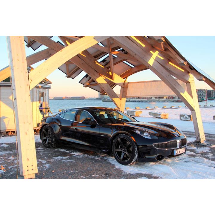 Giraffe 2.0 innoVentum Hybrid Wind and Solar Power Plant