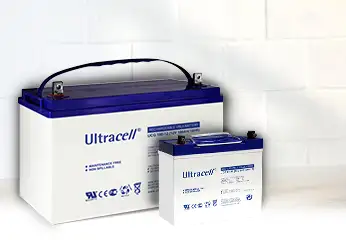 Deux modèles de batterie GEL Ultracell sur fond en briques blanches