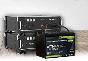 Deux batteries Pylontech et une batterie Wattuneed sur un parquet