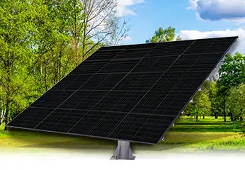 Trackeur solaire avec panneaux solaires rigides full black dans un champs